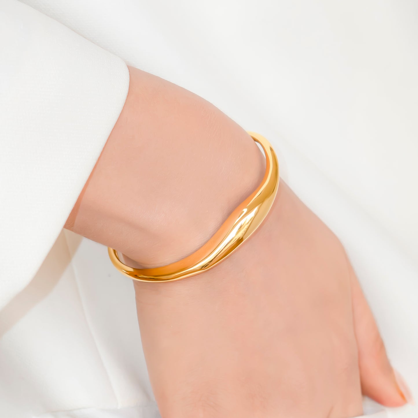Lustre Loop Cuff_Bracelet