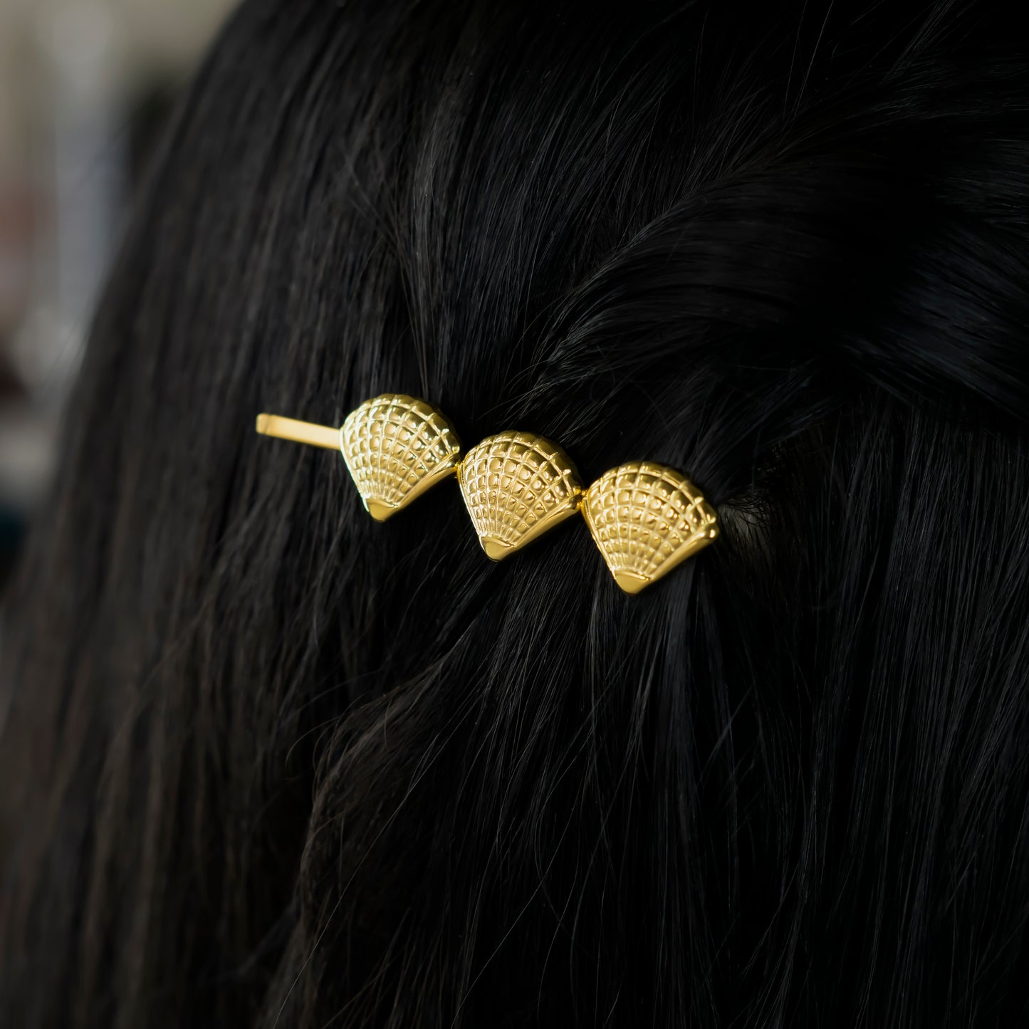 Golden shell hair pin